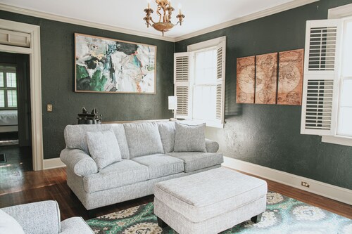 Old Cloverdale character with room to gather—and room to spread out.