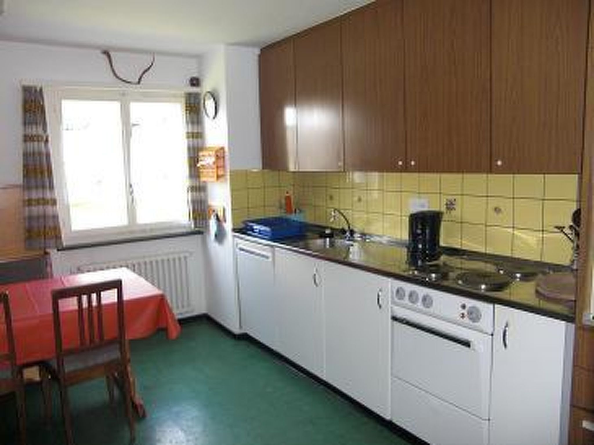 Fridge, oven, dishwasher, cookware/dishes/utensils