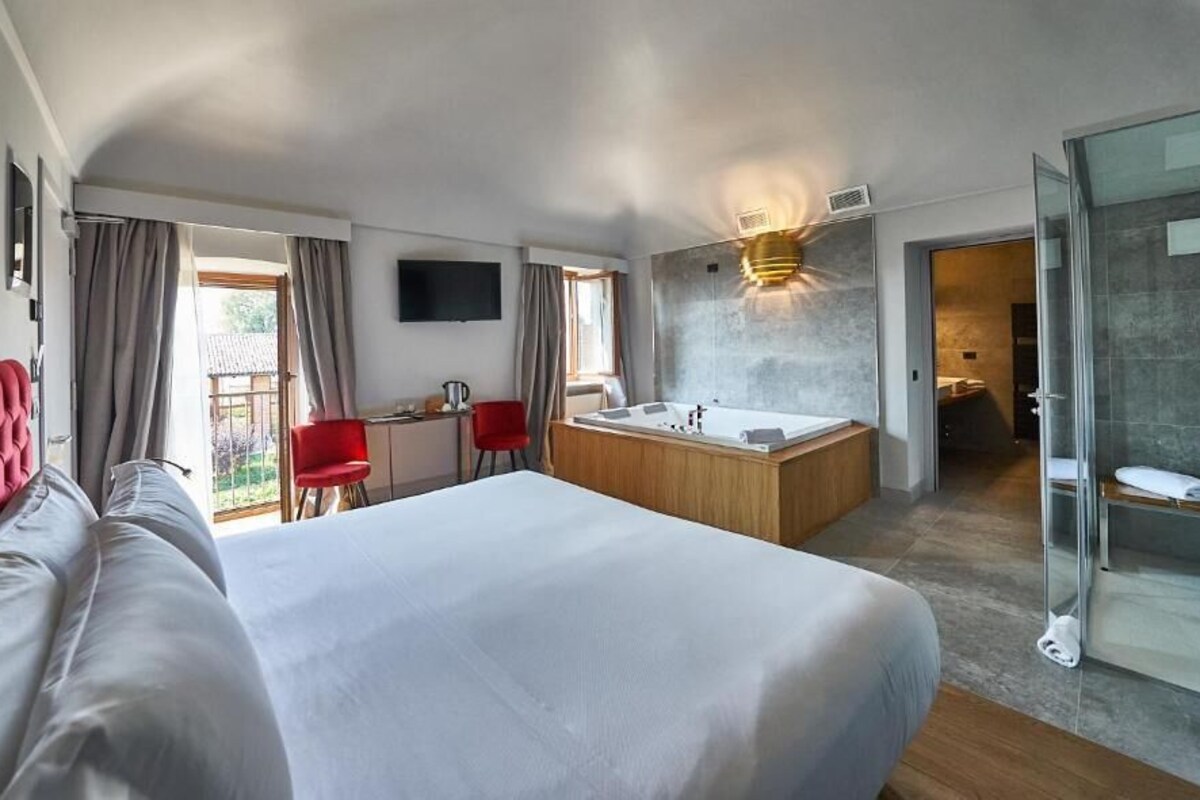 In-room safe, soundproofing, WiFi (free)