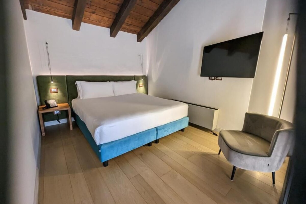 In-room safe, soundproofing, WiFi (free)