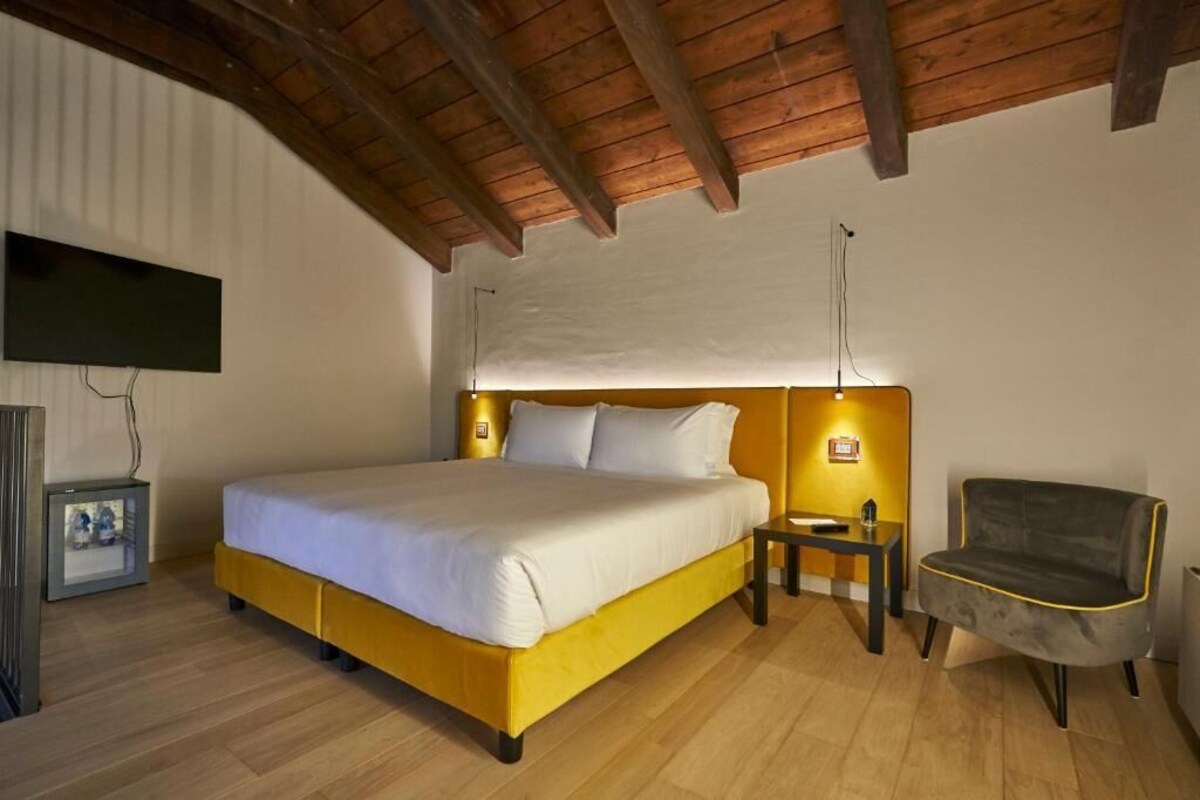 In-room safe, soundproofing, WiFi (free)