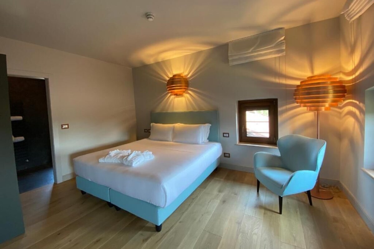 In-room safe, soundproofing, WiFi (free)