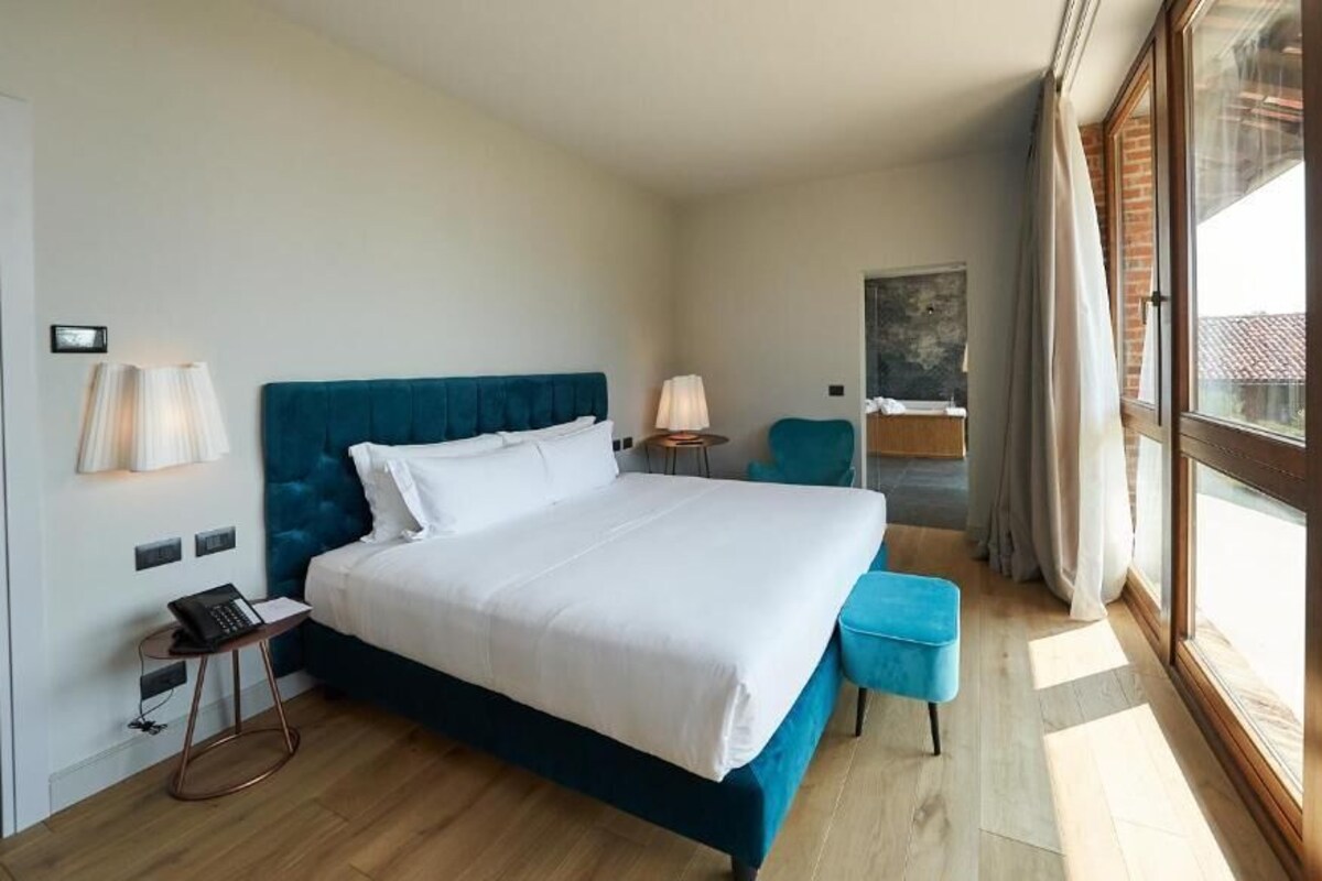 In-room safe, soundproofing, WiFi (free)