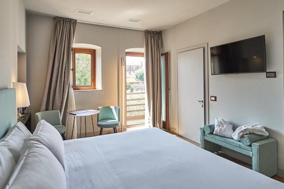 In-room safe, soundproofing, WiFi (free)