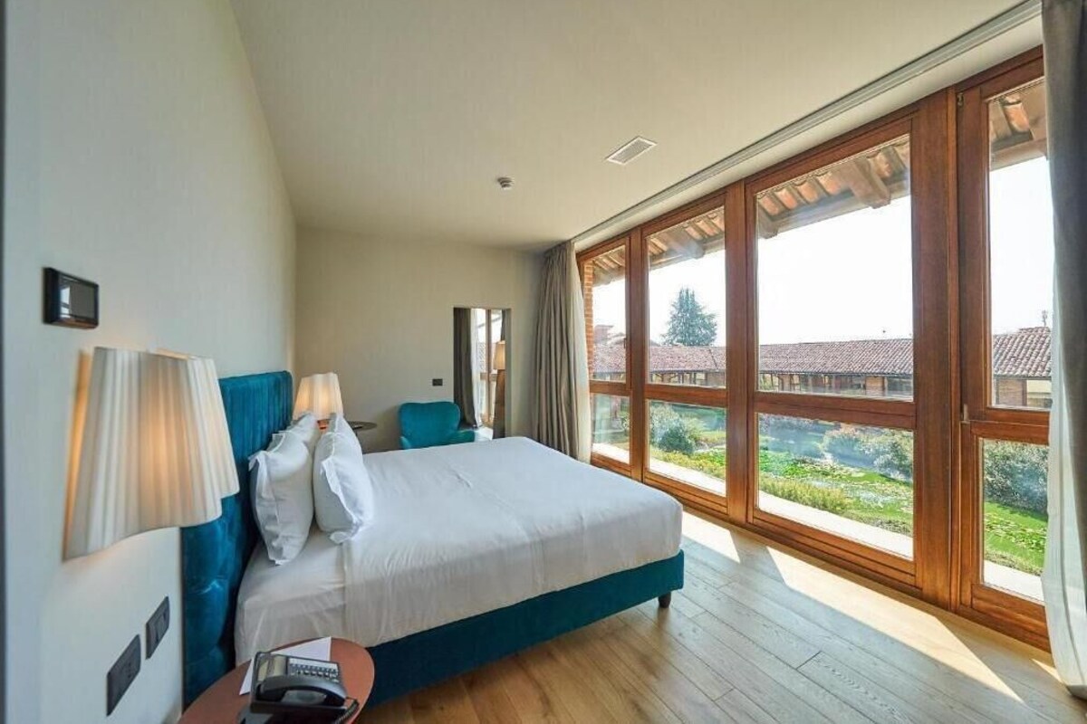 In-room safe, soundproofing, WiFi (free)