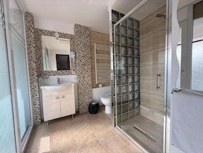 Quarto casal, sacada | Banheiro