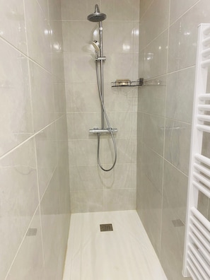 Shower, hair dryer - STUDIO APARTMENT 500 M FROM THE OCEAN AND ALL AMENITIES (Fréjus)