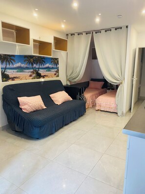 Iron/ironing board - STUDIO APARTMENT 500 M FROM THE OCEAN AND ALL AMENITIES (Fréjus)