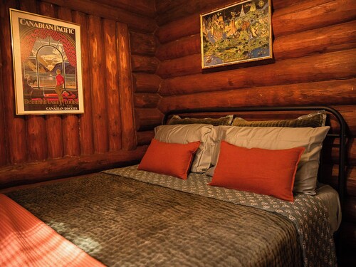 Storybook stone & log cabin with barrel sauna, 2 min to the beach