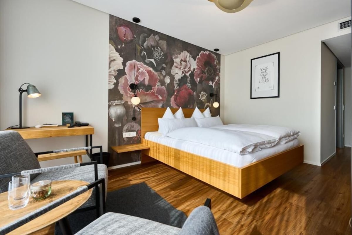 Quarto casal conforto, vista para o jardim | Roupas de cama antialérgicas, edredons de pluma, cofres nos quartos