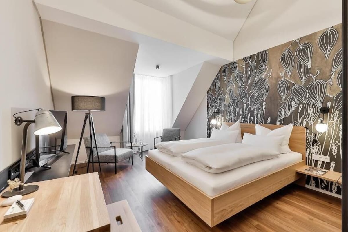 Quarto casal superior, vista para o pátio | Roupas de cama antialérgicas, edredons de pluma, cofres nos quartos
