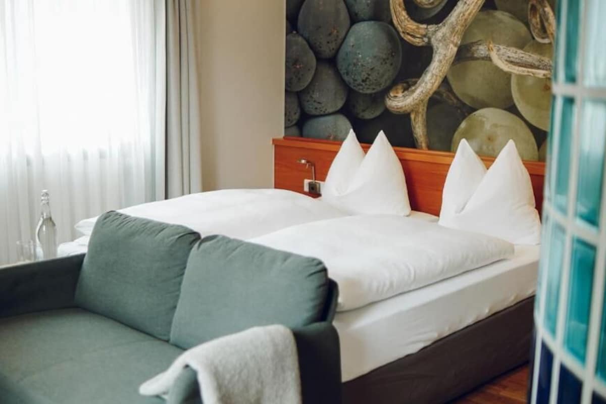 Quarto casal standard, sacada, vista para o pátio | Roupas de cama antialérgicas, edredons de pluma, cofres nos quartos