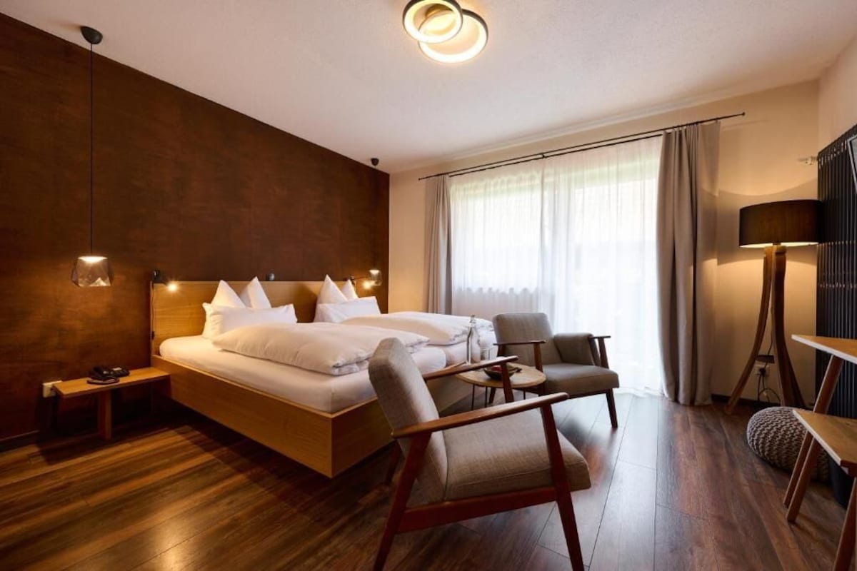 Quarto casal standard, sacada, vista para o pátio | Roupas de cama antialérgicas, edredons de pluma, cofres nos quartos