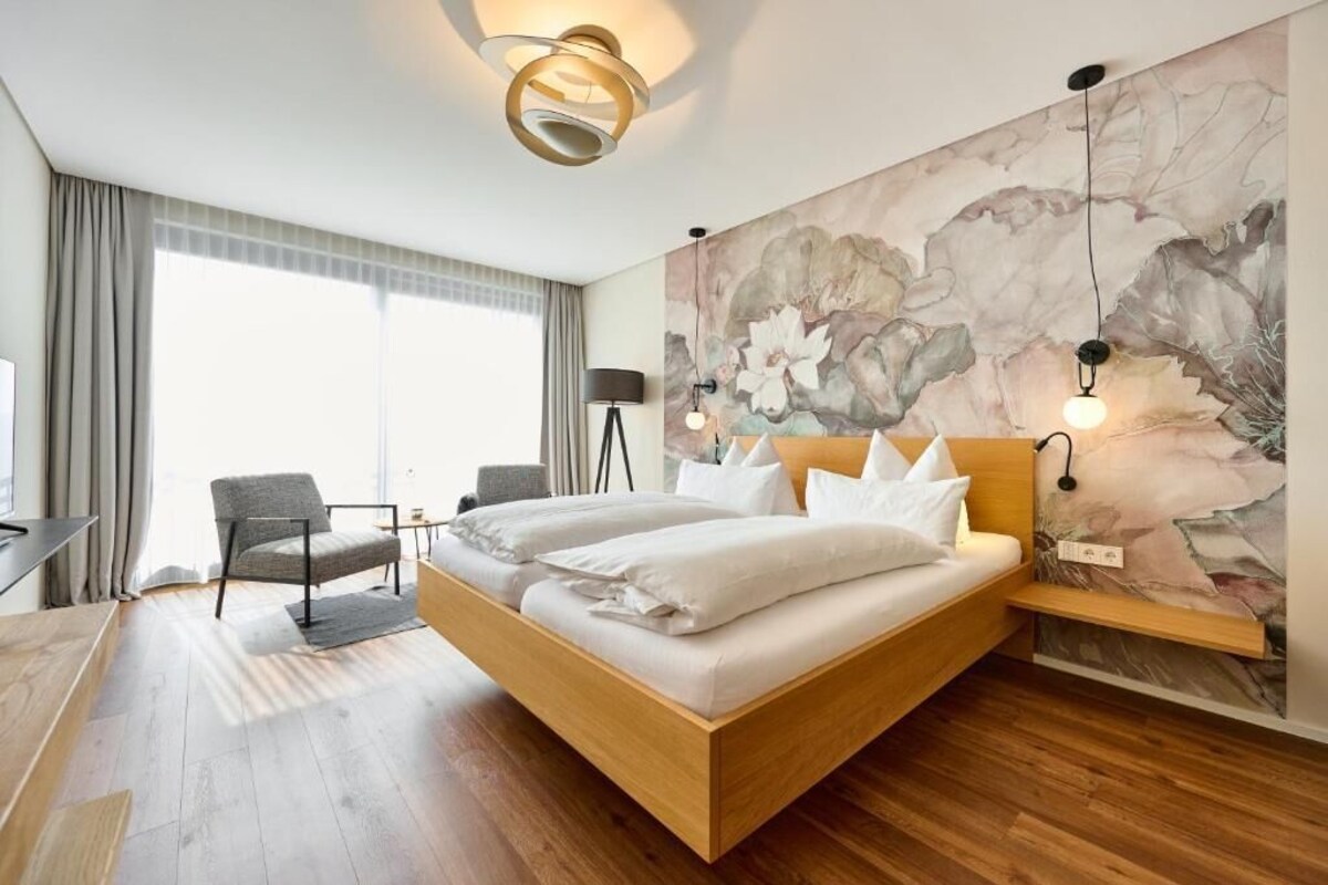 Quarto casal superior, vista para o jardim | Roupas de cama antialérgicas, edredons de pluma, cofres nos quartos
