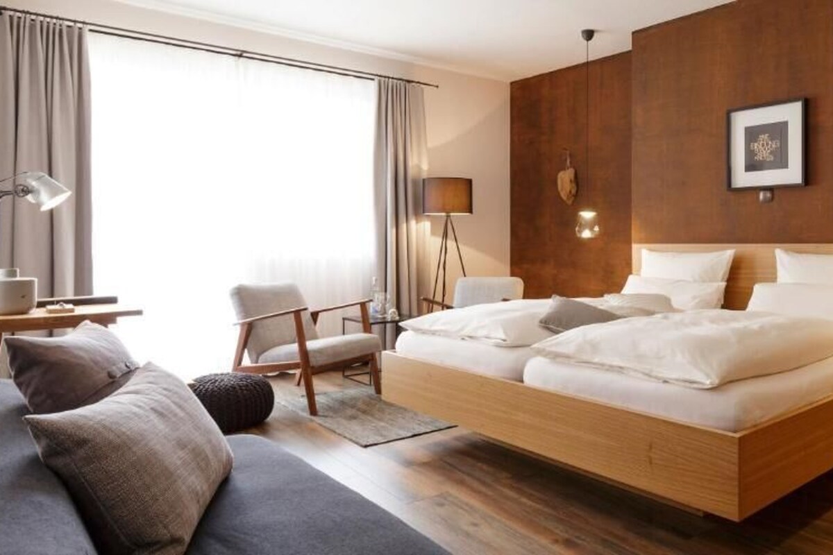 Quarto casal conforto, sacada, vista para o pátio | Roupas de cama antialérgicas, edredons de pluma, cofres nos quartos