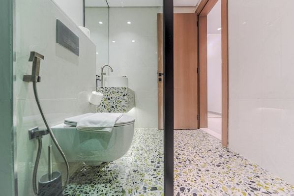 A modern bathroom with a freestanding bathtub, a shower, and a toilet. - HAVN - NEW 1 Bedroom in Neva Residence, JVC (Dubai)