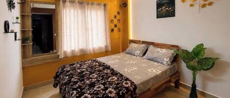 Iron/ironing board, WiFi, bed sheets