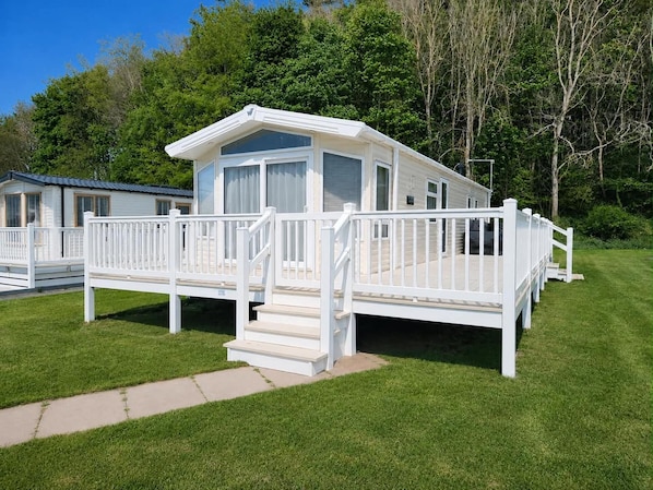 Exterior - 3 Bed Lodge- Sleeps 6- Decking- Parking- Wifi (Dunbar)