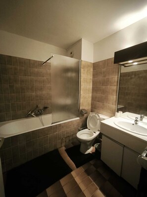 Sèche-cheveux, savon, papier toilette