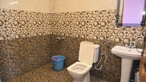 Chambre familiale | Salle de bain | Serviettes fournies, savon, shampooing, papier de toilette