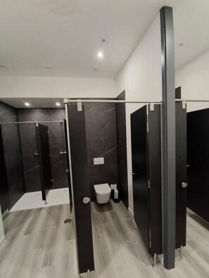 Shower, towels, toilet paper - Albergue Adventus (Padrón)