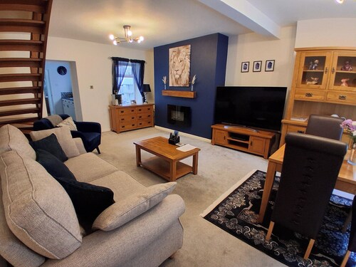 House Sleeps 5 With Parking and Garden