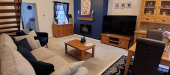 House Sleeps 5 With Parking and Garden