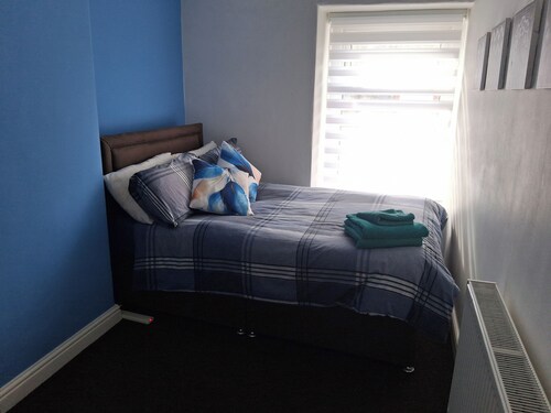 House Sleeps 5 With Parking and Garden