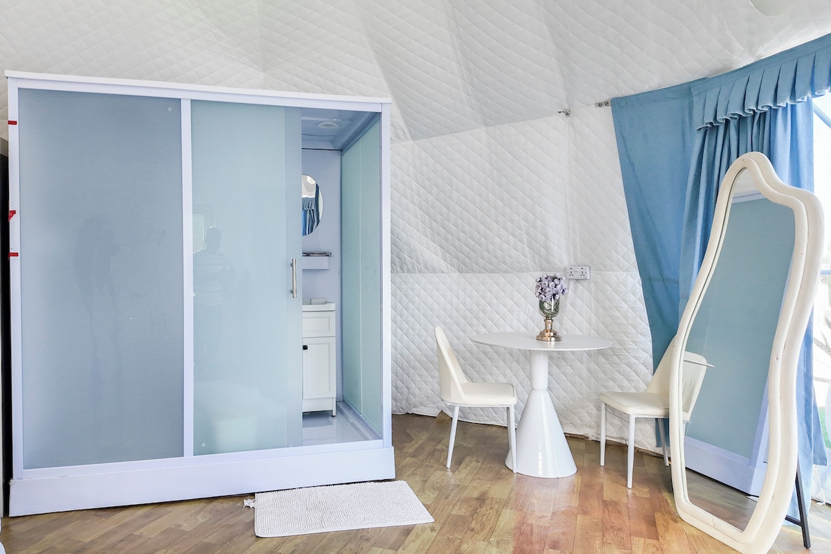 Tenda Classic, 1 letto king, vista piscina | Una scrivania, postazione laptop, Wi-Fi gratuito