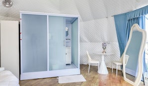 Tenda Classic, 1 letto king, vista piscina | Una scrivania, postazione laptop, Wi-Fi gratuito
