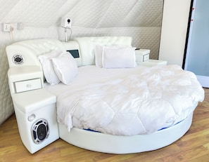 Tenda Classic, 1 letto king, vista piscina | Una scrivania, postazione laptop, Wi-Fi gratuito