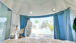 Tenda Classic, 1 letto king, vista piscina | Una scrivania, postazione laptop, Wi-Fi gratuito