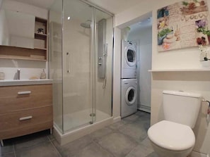 Hair dryer, towels, soap, shampoo - Vrbo Property (Lagny-sur-Marne)