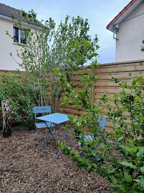 Outdoor dining - Vrbo Property (Lagny-sur-Marne)