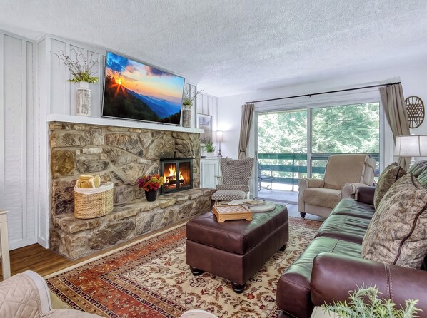 Living area - Streamview Condo Pool, Wifi, Walking Distance to Gatlinburg (Gatlinburg)