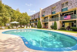 Pool - Streamview Condo Pool, Wifi, Walking Distance to Gatlinburg (Gatlinburg)