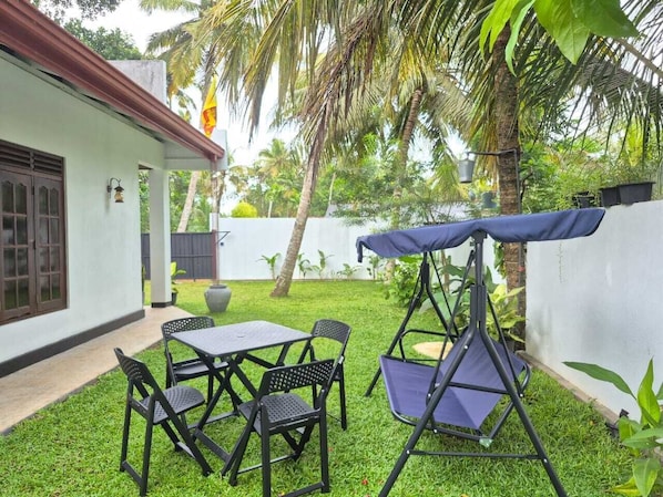 Deluxe villa, uitzicht op tuin | Buiten dineren