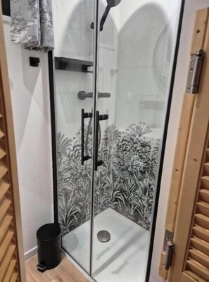 Regadera, toallas, jabón, papel de baño 