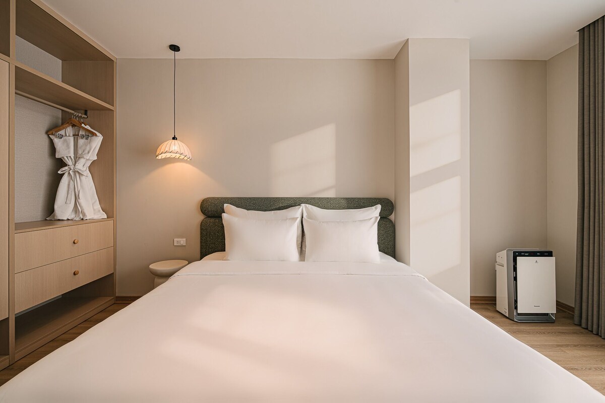 In-room safe, desk, laptop workspace, soundproofing