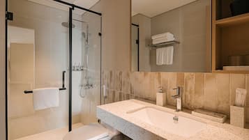 Gratis toiletartikelen, een haardroger, pantoffels, handdoeken