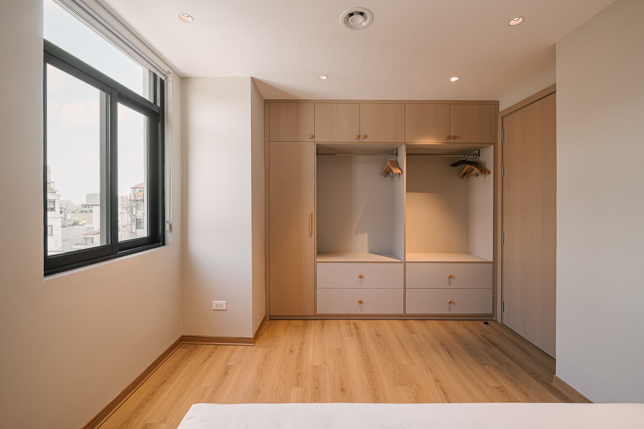 In-room safe, desk, laptop workspace, soundproofing