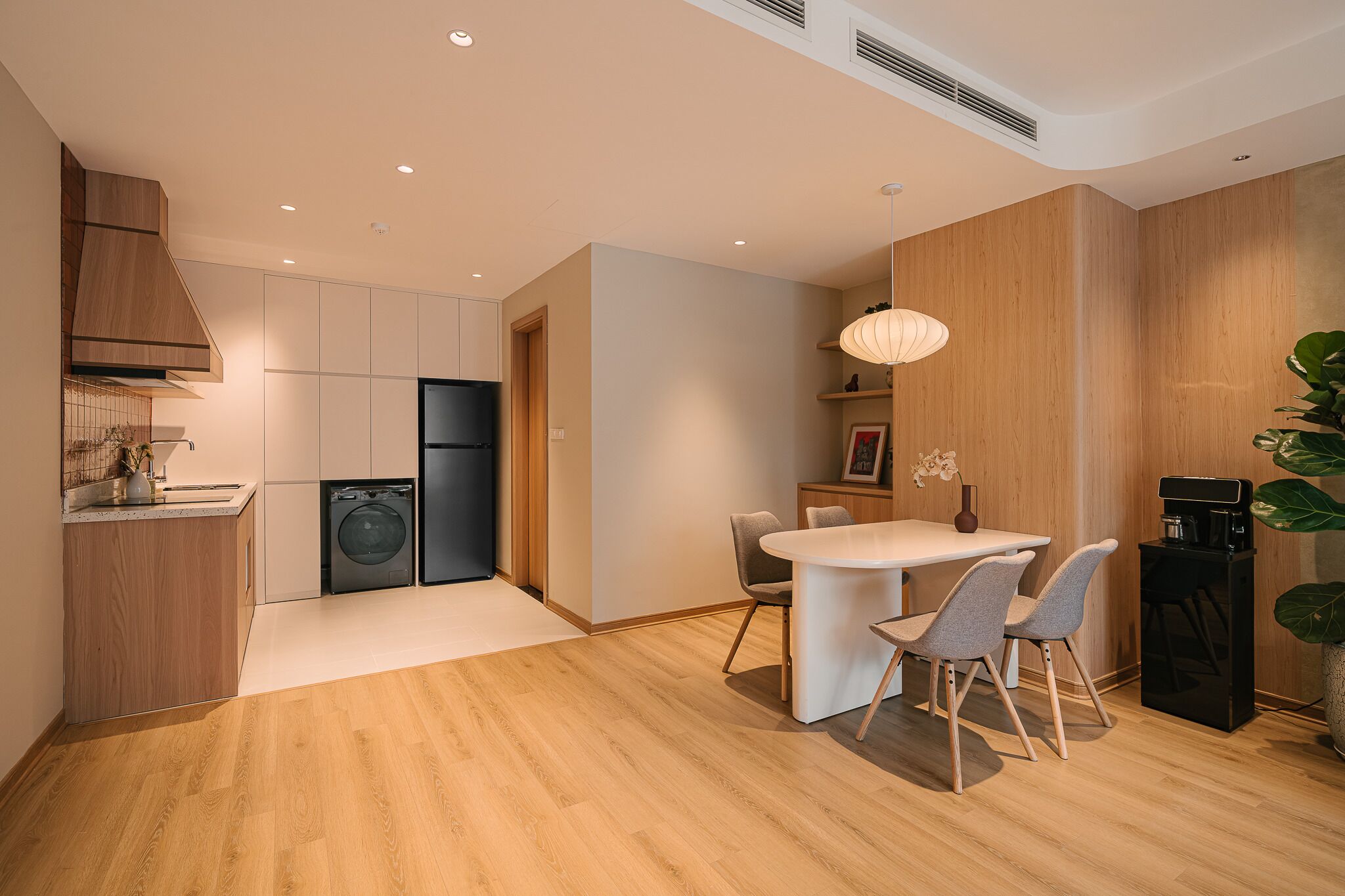 Junior Apartment, 1 King Bed, City View | Dining