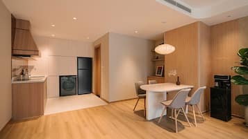 Junior appartement, 1 kingsize bed, uitzicht op stad | Dineren