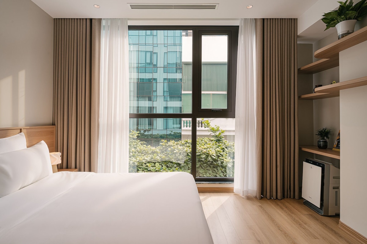 Junior Apartment, 1 King Bed, City View | In-room safe, desk, laptop workspace, soundproofing
