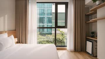 Junior appartement, 1 kingsize bed, uitzicht op stad | Een kluis op de kamer, een bureau, een laptopwerkplek