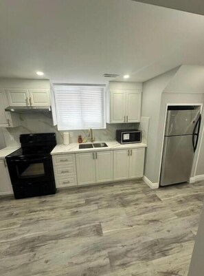 Private kitchen - 1 bedroom basement unit separate entrance. (Kitchener)