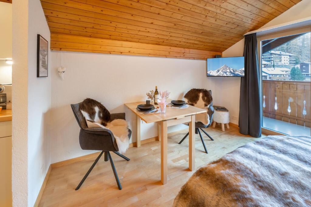 Estudio, balcón, vistas a la montaña | Restauración