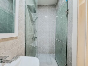 Bathroom - Modern Studio Apartment in Victoria Island with Pool, Fast Wi-Fi & 24/7 Power (Lagos)