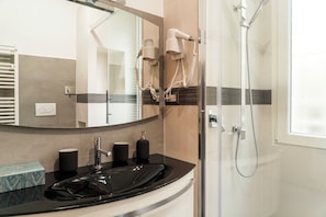 Douche, sèche-cheveux, bidet, serviettes fournies