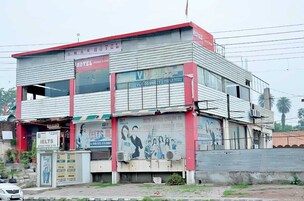 Un edificio de varios pisos con un cartel que dice 'AMARHOTEL' y 'HOTEL Amara'.